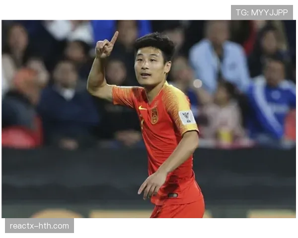 武磊技术特点解析：灵活跑位与扎实射术在反击中的稳健表现